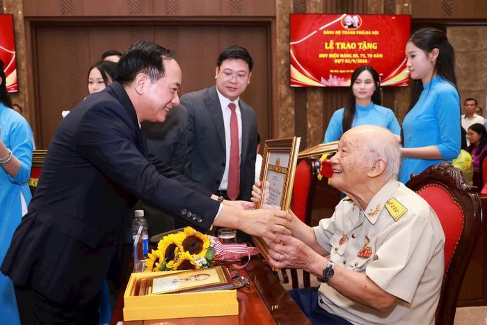  Trưởng Ban Tổ chức Trung ương Nguyễn Duy Ngọc; Chủ nhiệm Ủy ban Kiểm tra Trung ương Trần Sỹ Thanh và Trưởng Ban Tuyên giáo Trung ương Trịnh Văn Quyết trao huy hiệu tặng các đảng viên. Ảnh: HNM. 