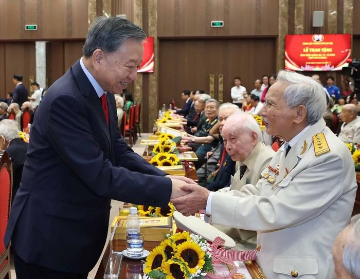  Tổng Bí thư, Chủ tịch nước Tô Lâm trao huy hiệu tặng các đảng viên lão thành. Ảnh: TTXVN. 