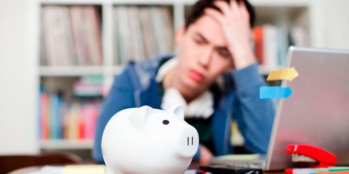 Giá sinh hoạt tăng khiến nhiều người trẻ phải tính toán từng khoản chi. Ảnh minh họa.
