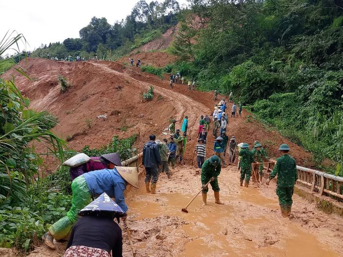 Người dân cùng tham gia khắc phục sạt lở.