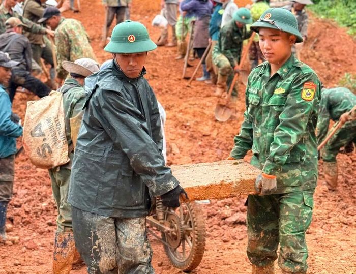 Các chiến sĩ biên phòng tham gia khắc phục sạt lở.