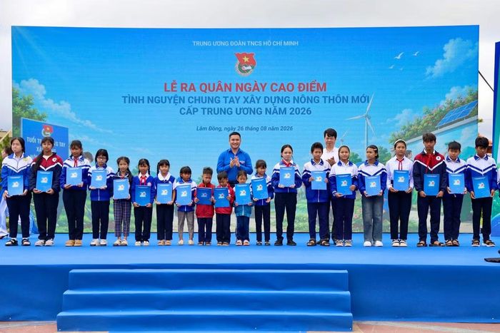 Dịp này, ban tổ chức trao quà tri ân 30 gia đình chính sách và 50 suất học bổng cho học sinh có hoàn cảnh khó khăn, vượt khó vươn lên trong học tập.