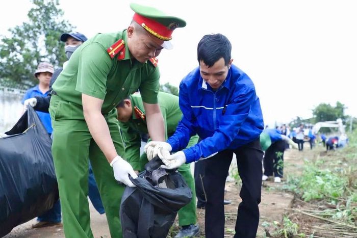 Sau lễ ra quân, khoảng 700 đoàn viên thanh niên đồng loạt triển khai các hoạt động tình nguyện, trong đó tập trung dọn dẹp vệ sinh môi trường và chỉnh trang cảnh quan.