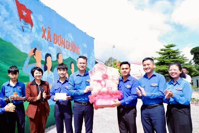 Đại biểu trao quà, động viên các đội hình thanh niên tình nguyện.
