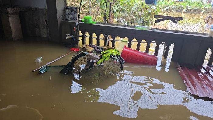 Ông Nguyễn Văn Kỷ, thôn Phú Cốc cho biết gia đình là nơi trũng nhất của thôn. Mấy ngày qua, lúc cao điểm nước ngập sâu khoảng 1,5m, hầu hết đồ đạc trong nhà đều bị ngập. Sáng nay, tuy nước đã rút nhưng vẫn còn ngập đến đầu gối. Dù vậy, ông cũng nhanh chóng vệ sinh nhà cửa theo nước rút, bởi nếu không vài ngày tới khi bùn khô dọn dẹp sẽ rất vất vả.