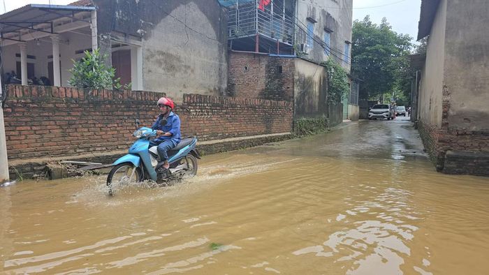 Từ ngày 23/8, do ảnh hưởng của mưa lũ, nước sông Cầu dâng cao gây ngập úng nhiều khu vực trên địa bàn Thái Nguyên. Tại phường Trung Thành (tỉnh Thái Nguyên), các khu vực như Vân Trai, Phú Cốc có hàng trăm hộ bị ảnh hưởng, chia cắt.