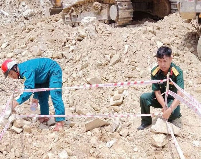 Lực lượng Ban Chỉ huy Quân sự phường Xuân Lộc tiến hành phong tỏa hiện trường để rà soát. Ảnh: Phường Xuân Lộc