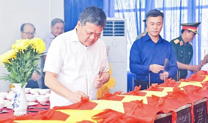 Bí thư Tỉnh ủy Khánh Hòa và Chủ tịch UBND tỉnh dâng hương tưởng nhớ các anh hùng liệt sĩ tại nhà quản trang Nghĩa trang liệt sĩ Hòn Dung. Ảnh: Thế Anh.
