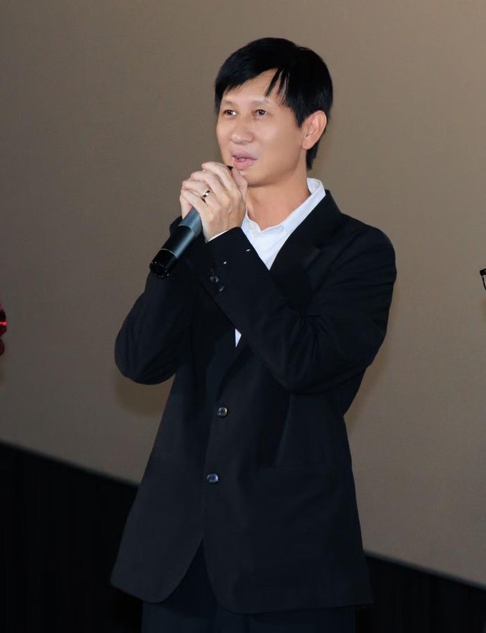 Johnny Trí Nguyễn và đạo diễn Nguyễn Phan Quang Bình (phải) kể áp lực khi thực hiện dự án.