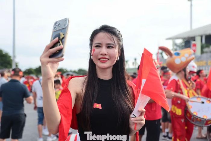 Chị Phạm Thị Minh Nguyệt cùng con trai đi từ Thái Bình đến sân Mỹ Đình từ 13h30 để tránh tắc đường và hòa mình vào không khí trước trận chung kết. Trước giờ bóng lăn, chị Nguyệt gửi lời chúc tới đội tuyển Việt Nam: “Chúc các cầu thủ tự tin và giành chiến thắng”, đồng thời tin đội nhà sẽ thắng Thái Lan với tỷ số 2-0. Ảnh: Trọng Tài.