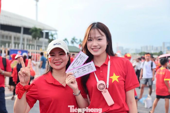  Hòa chung với dòng người náo nức đổ về sân Mỹ Đình, chị Đỗ Thúy Hải đến từ Hà Nội cho biết chị đã di chuyển từ sáng để có mặt tại sân từ lúc 16h30. Chị Hải chia sẻ việc sở hữu tấm vé vào sân của mình khá thuận lợi nhờ đặt mua trực tuyến từ trước và không gặp nhiều khó khăn﻿. Sự chủ động chuẩn bị này thể hiện rõ nét sự cuồng nhiệt và chu đáo của người hâm mộ thủ đô hướng về trận đấu lớn. Ảnh: Trọng Tài. 