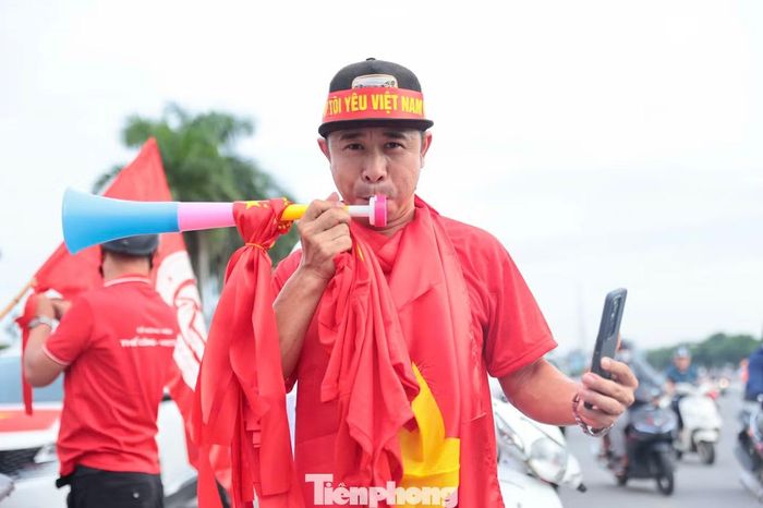  Nhiều người gây chú ý với trang phục, đạo cụ hóa trang cầu kỳ; những chiếc trống phủ kín hình ngôi sao vàng, khăn quàng mang dòng chữ “Việt Nam”﻿ hay các lá cờ lớn tung bay trước sân. Ảnh: Trọng Tài. 