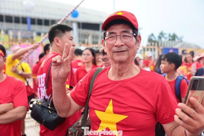 Giữa đám đông là những cổ động viên lớn tuổi, trẻ nhỏ, các gia đình và cả người hâm mộ nước ngoài.