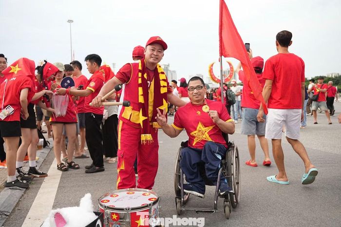 Vượt quãng đường từ Hưng Yên đến Hà Nội bằng chiếc xe ba bánh, Trần Phúc Đạt - VĐV đua xe lăn của đội tuyển thể thao người khuyết tật Việt Nam - có mặt tại sân Mỹ Đình để tiếp lửa cho đội tuyển Việt Nam. Ảnh: Trọng Tài.