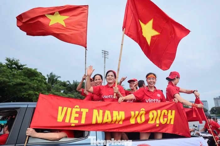  Niềm tin chiến thắng cũng lan khắp khu vực quanh sân. Nhiều cổ động viên dự đoán Việt Nam thắng 2-0 hoặc 2-1, trong đó có người kỳ vọng Đình Bắc sẽ ghi bàn. Một thông điệp được nhắc lại giữa những tiếng trống và hò reo: “Việt Nam sẽ vô địch﻿”. Ảnh: Trọng Tài. 