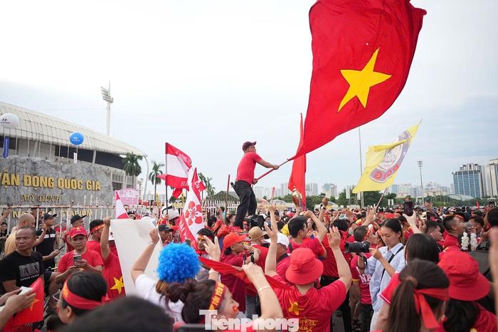 Càng gần 20h, sắc đỏ quanh sân Mỹ Đình càng rực rỡ. Trận chung kết chưa bắt đầu, nhưng với hàng nghìn cổ động viên đã sẵn sàng từ chiều, ngày hội bóng đá tại Mỹ Đình dường như đã chính thức mở màn. Ảnh: Hoàng Tuyên.