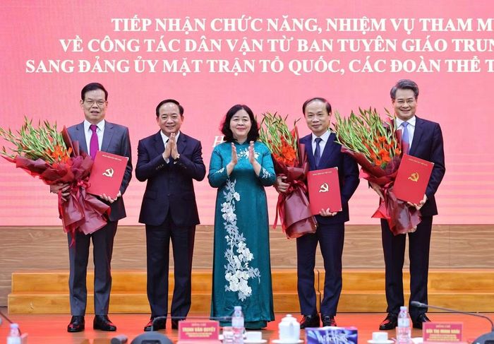 Bí thư Đảng ủy MTTQ, các đoàn thể Trung ương, Chủ tịch Ủy ban Trung ương MTTQ Việt Nam Bùi Thị Minh Hoài và Trưởng Ban Tuyên giáo Trung ương Trịnh Văn Quyết trao quyết định cho các ông: Phạm Tất Thắng, Nguyễn Quang Đức, Triệu Tài Vinh. Ảnh: Thu Hà.