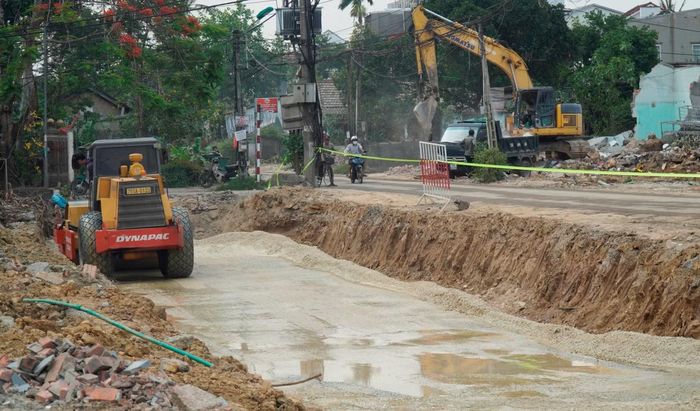 Thi công mở rộng đường Nguyễn Hoàng tại khu vực phường Kim Long, TP. Huế.
