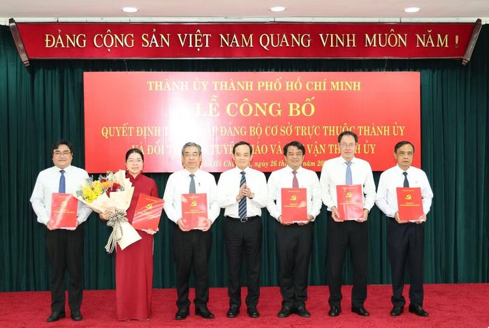 Ban Thường vụ Đảng ủy MTTQ, các đoàn thể TPHCM nhận quyết định.