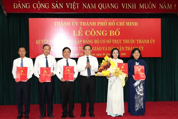 Bí thư Thành ủy TPHCM Trần Lưu Quang trao quyết định cho Ban Thường vụ Đảng ủy HĐND TPHCM. Ảnh: Ngô Tùng