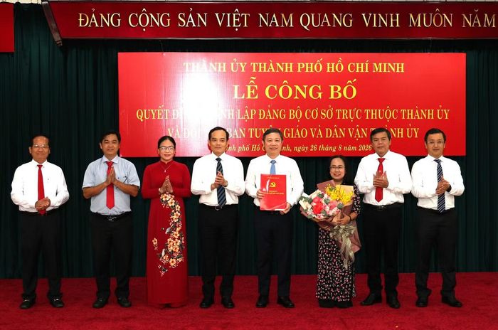 Bí thư Thành ủy TPHCM Trần Lưu Quang trao quyết định đổi tên Ban Tuyên giáo và Dân vận Thành ủy TPHCM thành Ban Tuyên giáo Thành ủy TPHCM. Ảnh: Ngô Tùng