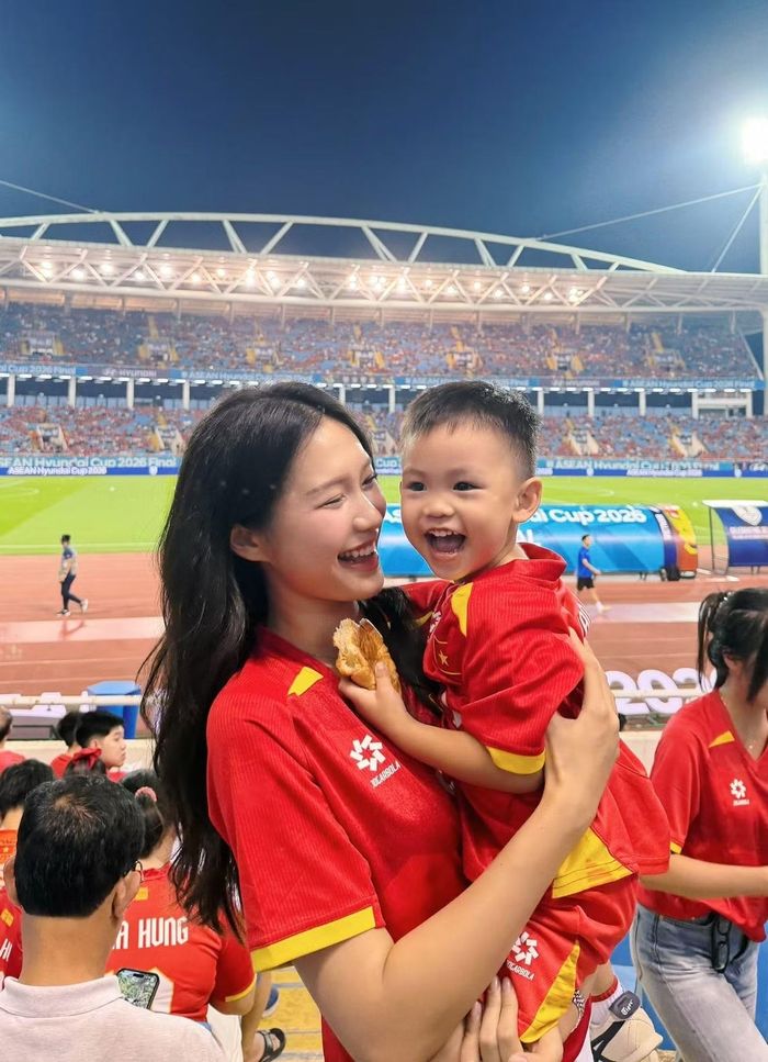 Vợ Đoàn Văn Hậu cùng con trai cũng đã có mặt trên sân.