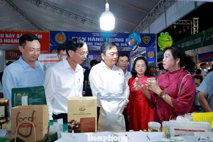 Ông Lê Trung Phước - Giám đốc Sở Công Thương Hà Tĩnh cho rằng, hội chợ là dịp để các doanh nghiệp, HTX và cơ sở sản xuất, kinh doanh quảng bá sản phẩm, kết nối cung - cầu, tìm kiếm đối tác, mở rộng thị trường và tăng cường liên kết sản xuất. Từ những kết nối tại hội chợ, kỳ vọng các sản phẩm công nghiệp nông thôn Hà Tĩnh sẽ có thêm cơ hội bước ra khỏi thị trường địa phương, mở rộng mạng lưới tiêu thụ và từng bước hình thành những chuỗi giá trị bền vững hơn.