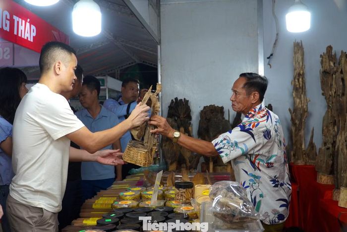 Các gian hàng được bố trí đa dạng với nhiều nhóm sản phẩm như nông sản, thực phẩm chế biến, đồ uống, thủ công mỹ nghệ và hàng tiêu dùng.