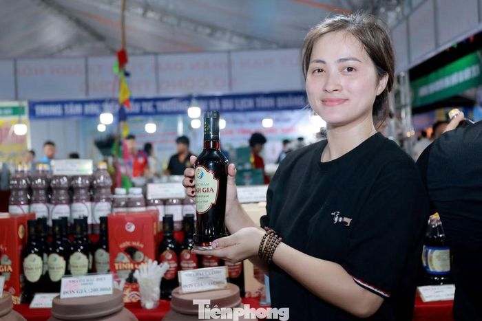 Không chỉ là nơi mua bán, hội chợ còn là điểm kết nối giữa doanh nghiệp, HTX, cơ sở sản xuất với người tiêu dùng. Trong ảnh, sản phẩm nước mắm cá cơm được trưng bày trong những chiếc chum, tạo điểm nhấn mang đậm nét truyền thống tại không gian hội chợ...
