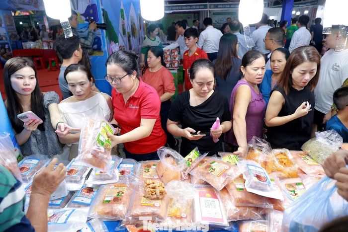 Từ đặc sản nông nghiệp, thực phẩm chế biến đến sản phẩm làng nghề, thủ công mỹ nghệ, hàng hóa công nghiệp…, mỗi gian hàng mang đến một sắc màu riêng, tạo nên không gian mua sắm và trải nghiệm sôi động.