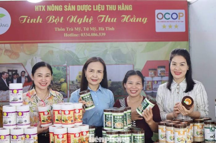 Không chỉ có những sản phẩm quen thuộc của miền Trung, hội chợ còn quy tụ đặc sản đến từ nhiều địa phương khác, giúp người dân Hà Tĩnh và du khách có cơ hội cùng lúc khám phá hương vị, sản vật đặc trưng của nhiều vùng miền. 