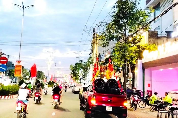 Đáng chú ý, một số cổ động viên còn tự chuẩn bị những màn cổ vũ khá bắt mắt, với chiếc xe bán tải được trang trí nổi bật với hình ảnh chiếc cúp vô địch cùng nhiều lá cờ đỏ sao vàng phủ, treo xung quanh.