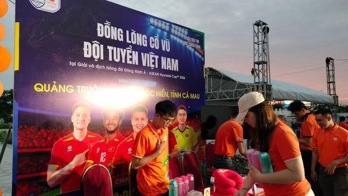 Tại Quảng trường Phan Ngọc Hiển, FPT Cà Mau phối hợp với Công ty TNHH Tổ chức sự kiện Quốc Kiều tài trợ miễn phí đường truyền internet tốc độ cao và kỹ thuật tiếp sóng từ kênh VTV6 của Đài Truyền hình Việt Nam hoặc nền tảng FPT Play.