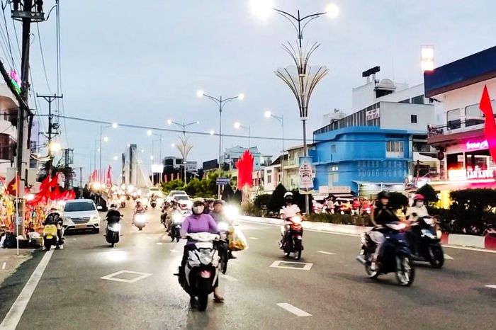 Tại các quán ăn, cà phê, nhà hàng, không ít chủ cơ sở đã chủ động lắp đặt hoặc bố trí màn hình lớn, sắp xếp thêm bàn ghế để phục vụ khách có nhu cầu vừa ăn uống vừa theo dõi trận đấu.