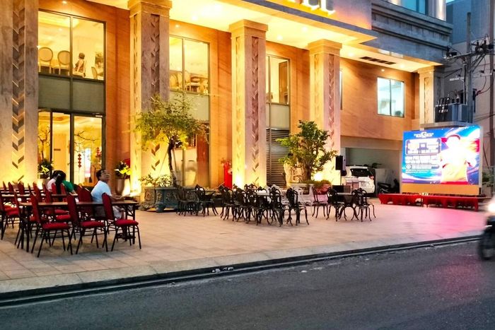 Một số khách sạn cũng chuẩn bị màn hình tại khu vực sảnh, nhà hàng nhằm tạo không gian xem bóng đá cho du khách và người dân.