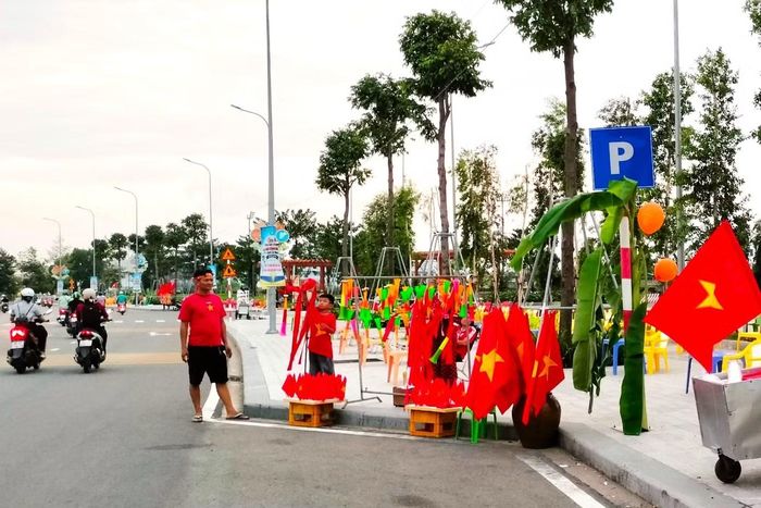 Các tuyến đường xuất hiện nhiều điểm bán cờ Tổ quốc, băng rôn, kèn và các vật dụng cổ vũ bóng đá. Nhiều người tranh thủ mua cờ, áo và phụ kiện để chuẩn bị cho một đêm cổ vũ đặc biệt.