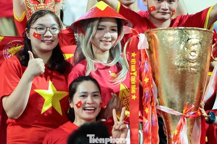 Mô hình chiếc cúp cỡ lớn được người hâm mộ mang lên khán đài, thu hút sự chú ý của khán giả. Hình ảnh thể hiện kỳ vọng tuyển Việt Nam tận dụng lợi thế hai bàn, vượt qua Thái Lan sau hai lượt trận để bảo vệ ngôi vô địch.