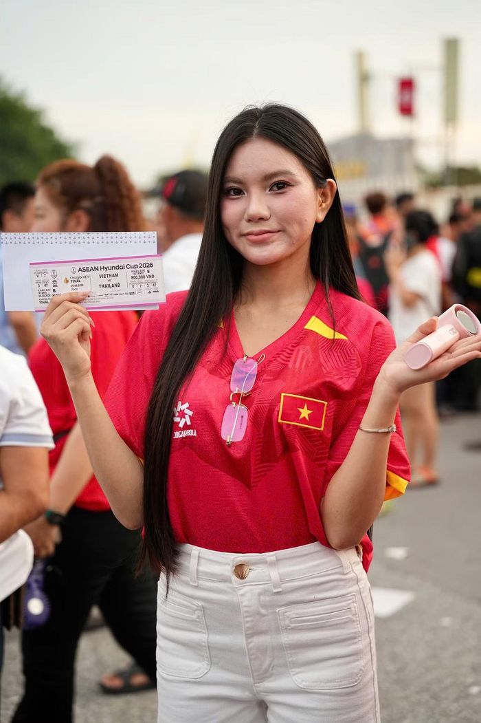 Các nữ cổ động viên mặc áo đấu của đội tuyển Việt Nam, tranh thủ lưu lại hình ảnh cùng tấm vé trận chung kết lượt về. Dòng người tiếp tục đổ về sân Mỹ Đình, chờ đợi màn tái đấu giữa hai đội bóng nhiều duyên nợ của Đông Nam Á.