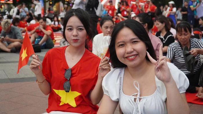 Tại phố đi bộ Nguyễn Huệ, TPHCM, đông đảo người dân tập trung từ sớm để chờ theo dõi trận chung kết lượt về qua màn hình lớn. Mang theo lợi thế 2-0 từ lượt đi, tuyển Việt Nam nhận được sự kỳ vọng lớn của người hâm mộ trong mục tiêu vượt qua Thái Lan và bảo vệ chức vô địch ASEAN Cup.