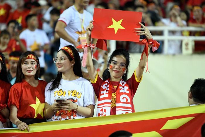 Cờ Tổ quốc, băng rôn, khăn quàng và các phụ kiện màu đỏ được người hâm mộ mang lên khán đài. Một cổ động viên giơ cao lá cờ, gửi gắm hy vọng tuyển Việt Nam tiếp tục duy trì lợi thế và hoàn thành mục tiêu bảo vệ chức vô địch ASEAN Cup.