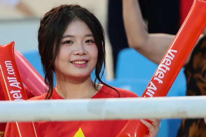 Nữ cổ động viên mang theo thanh cổ vũ hòa vào bầu không khí sôi động trên khán đài. Trận chung kết lượt về giữa Việt Nam và Thái Lan diễn ra lúc 20h ngày 26/8, quyết định chức vô địch ASEAN Cup 2026.