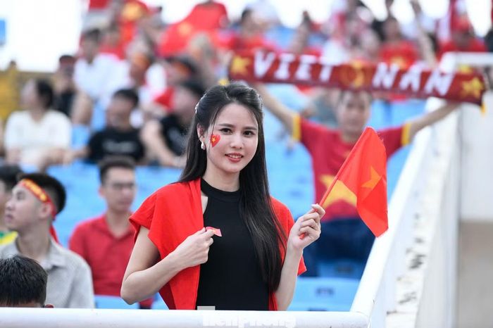  Trên khán đài, người hâm mộ đồng loạt mặc áo đỏ, giăng khăn và hô vang tên đội tuyển, kỳ vọng Mỹ Đình tiếp tục trở thành điểm tựa trong trận đấu quyết định chức vô địch. 