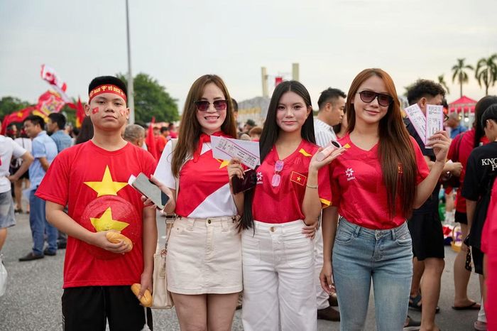 Nhóm cổ động viên khoe vé vào sân theo dõi trận chung kết lượt về ASEAN Cup 2026. Nhiều gia đình, nhóm bạn có mặt từ sớm với hy vọng chứng kiến tuyển Việt Nam nâng cúp trên sân nhà sau khi thắng 2-0 ở lượt đi. Ảnh: Hoàng Tuyên.
