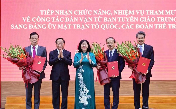 Bí thư Đảng ủy MTTQ, các đoàn thể Trung ương, Chủ tịch Ủy ban Trung ương MTTQ Việt Nam Bùi Thị Minh Hoài và Trưởng Ban Tuyên giáo Trung ương Trịnh Văn Quyết trao quyết định cho các ông: Phạm Tất Thắng, Nguyễn Quang Đức, Triệu Tài Vinh giữ chức Phó Bí thư Đảng ủy MTTQ, các đoàn thể Trung ương. Ảnh: VĐ.