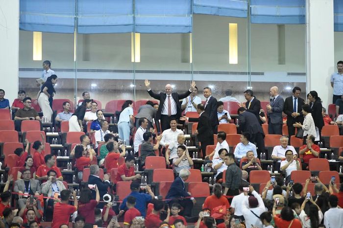 Chủ tịch Liên đoàn Bóng đá Thế giới (FIFA), Gianni Infantino, xuất hiện trên khán đài. Công tác tổ chức trên sân Mỹ Đình trước trận chung kết lượt về diễn ra trơn tru, vừa đủ để hâm nóng không khí. Đó chính là một cách để bóng đá Việt Nam ghi điểm với chủ tịch FIFA về sự chỉn chu, chuyên nghiệp.
