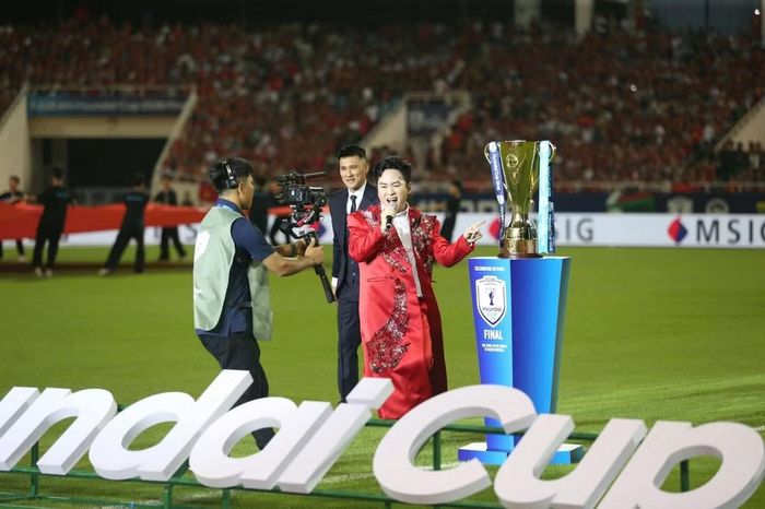 "Khoảnh khắc được bước ra cùng Công Vinh và chiếc cúp ASEAN thực sự khiến tôi rất xúc động. Công Vinh là một biểu tượng của bóng đá Việt Nam, còn chiếc cúp là hình ảnh của khát vọng chiến thắng, niềm tự hào và những cảm xúc mà bóng đá mang lại cho hàng triệu người hâm mộ", Tùng Dương nói. Khoảnh khắc 40.000 CĐV đồng thanh hô khi Công Vinh bước ra sân để lại ký ức khó quên cho nam ca sĩ.