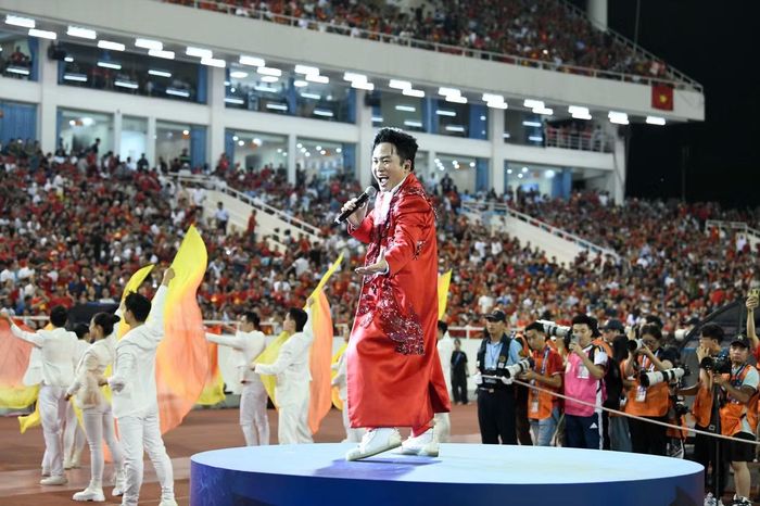  Tùng Dương là ca sĩ duy nhất được chọn biểu diễn trước trận chung kết lượt về ASEAN Cup 2026. Ban đầu, nam ca sĩ đăng ký biểu diễn We are the champions nhưng không xin được bản quyền. Tùng Dương quyết định hát Đường đến ngày vinh quang của cố nhạc sĩ Trần Lập và sáng tác mới của Nguyễn Văn Chung - Khát vọng vinh quang. 