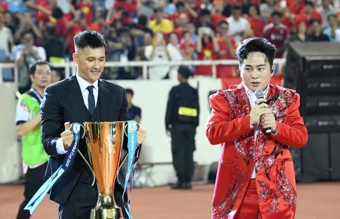 Khoảnh khắc được chờ đợi nhất xuất hiện trên sân Mỹ Đình. Tùng Dương hát Khát vọng vinh quang để khuấy động không khí, "dọn đường" cho danh thủ Lê Công Vinh mang chiếc cúp tiến ra mặt cỏ sân Mỹ Đình. Ở trận chung kết lượt đi, danh thủ Kiatisak của Thái Lan nhận vinh dự rước cúp. Và tại sân Mỹ Đình, không còn ai phù hợp hơn Công Vinh.