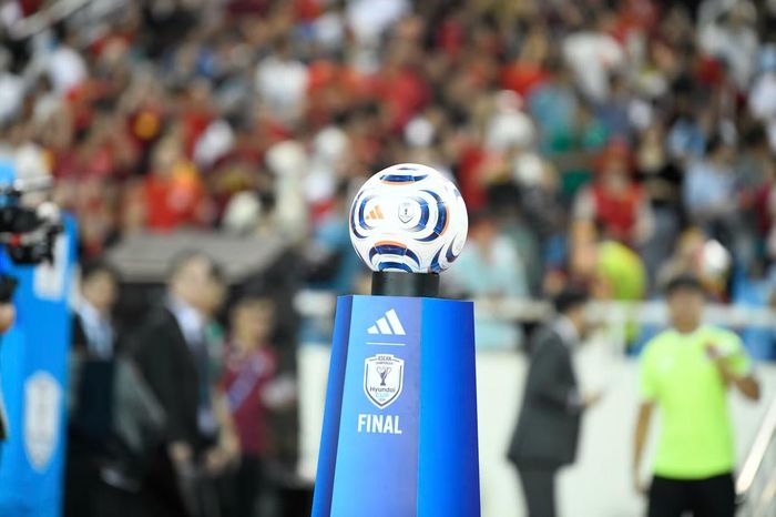Chiếc cúp và quả bóng thi đấu ở chung kết lượt về ASEAN Cup 2026 được đặt lên vị trí trung tâm. Sau màn trình diễn của ca sĩ Tùng Dương là tín hiệu cho thấy trận đấu giữa Việt Nam và Thái Lan trên sân Mỹ Đình đã sẵn sàng. Sức nóng từ 40.000 CĐV đã đẩy lên đỉnh điểm và phần còn lại chỉ chờ tiếng còi khai cuộc của trọng tài.