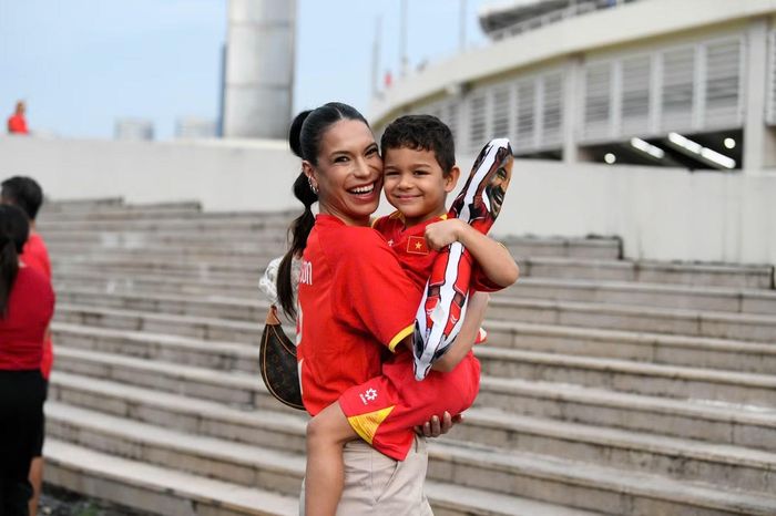 Một thành viên trong gia đình bế con trai Xuân Son, mang theo búp bê in hình tiền đạo tuyển Việt Nam. Gia đình trực tiếp đến sân cổ vũ, kỳ vọng anh làm nên chuyện trong 90 phút quyết định. Sự hiện diện của gia đình trở thành nguồn động viên đối với tiền đạo mang áo số 12.